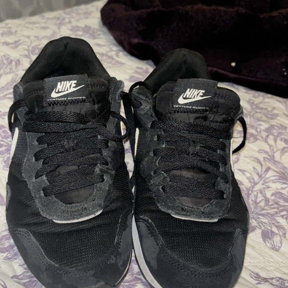 NIKE VENTURE RUNNER SHOES SIZE 8.5 for sale WOMANS - Picture 7 of 9